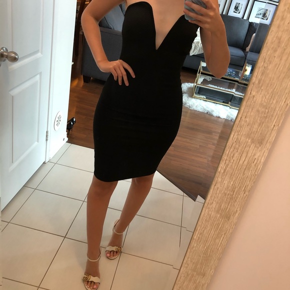 Plunging deep v sexy LBD - Picture 3 of 8